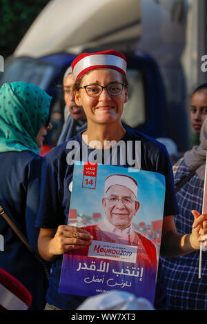 Tunis, Tunisie. 13 Sep, 2019. Un partisan de Abdelfattah Mourou, Vice-président du parti islamiste Ennahda et candidat pour les élections présidentielles à venir, tient l'affiche de la campagne électorale au cours d'un événement de campagne dans la Rue Habib Bourguiba. Le premier tour des élections présidentielles aura lieu le 15 septembre 2019. Credit : Khaled Nasraoui/dpa/Alamy Live News Banque D'Images