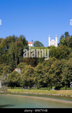 Calvaire avec l'église et la chapelle Leonhardi à Bad TÃ¶lz Banque D'Images