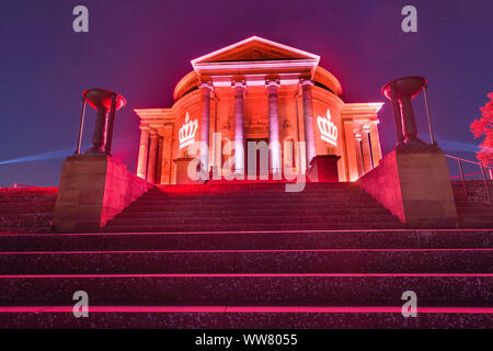 Allemagne, Stuttgart, la photographie de nuit, illuminé de couleurs tombe chapelle sur le Wurtemberg en Stuttgart-Rotenberg Banque D'Images