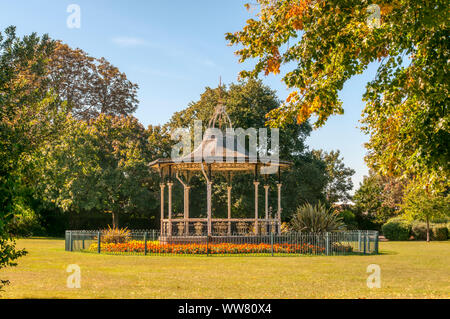 Le Grade II 1905 Kiosque à Croydon Road Recreation Ground, Beckenham. Rendu célèbre en tant que lieu de 1969 festival gratuit organisé par David Bowie. Banque D'Images