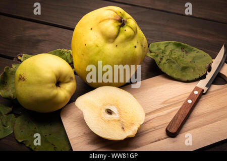 Coing frais fruits sur table en bois. Cydonia oblonga Banque D'Images