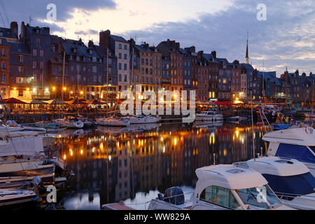 Vieille ville et le vieux port avec ses cafés de rue du faubourg, Honfleur, Calvados, Basse-Normandie, Manche, France Banque D'Images