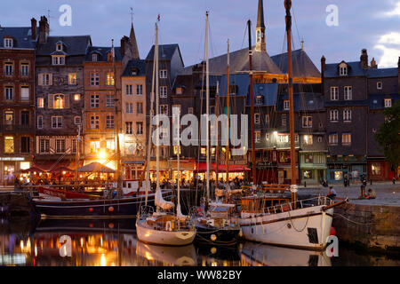 Vieille ville et le vieux port avec ses cafés de rue du faubourg, Honfleur, Calvados, Basse-Normandie, Manche, France Banque D'Images