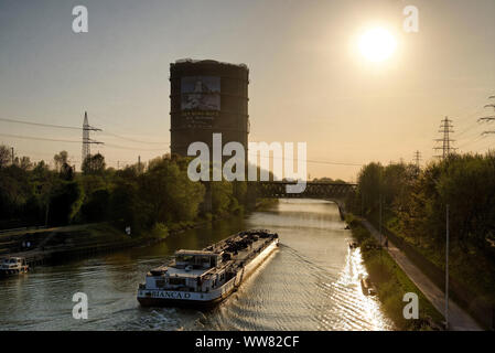 Gazomètre et Rhine-Herne Canal, Oberhausen, Rhénanie du Nord-Westphalie, Allemagne Banque D'Images