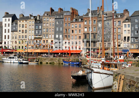 Vieille ville et le vieux port avec ses cafés de rue, Honfleur, Calvados, Basse-Normandie, Manche, France Banque D'Images