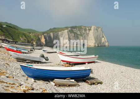 Bateaux de pêche sur la plage avec vue sur la falaise d'Aval avec porte d'Aval, Etretat, Seine-Maritime, Manche, Normandie, France Banque D'Images