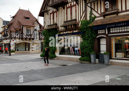 Zone piétonne avec des boutiques de luxe à Deauville sur la cote Fleurie, Departement Calvados, Basse-Normandie, France Banque D'Images