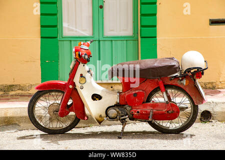 Gozo, l'île voisine de Malte, Oldtimer cyclomoteur, rouler Banque D'Images