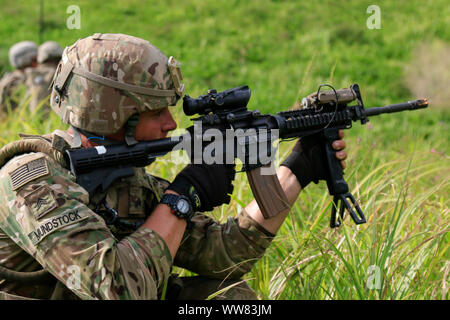 Un soldat de l'armée américaine avec 106e Régiment d'infanterie Cavarly, 33e Brigade Combat Team, Illinois National Guard, incendies le fusil carabine M-4 au cours d'un exercice de tir réel au cours de l'écran d'Orient 2019, le 12 septembre 2019, à Oyanohara Domaine de formation, le Japon. OS 19 est un premier ministre de l'armée américaine et le Japon d'autodéfense au sol terrain bilatérale qui vise à accroître l'interopérabilité par l'essai et le perfectionnement et multi-domaine concepts inter-domaines. (U.S. Photo de l'armée par la FPC. Kaden D. Pitt, 20e Detatchment Public algérien) Banque D'Images