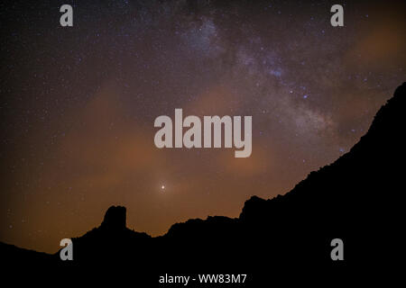 Sombrero de Chasna, ciel étoilé, Milky Way, la photographie de nuit à la nouvelle lune, Las CaÃ±adas, le Parc National du Teide, Tenerife, Canaries, Espagne Banque D'Images