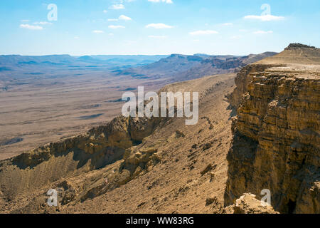 Israël, au sud du district, Mitzpe Ramon. Makhtesh Ramon cratère dans le désert du Néguev. Banque D'Images