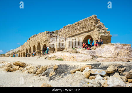 Israël, Haifa District, Caesaria. Ruines de l'aqueduc romain sur la plage le long de la côte méditerranéenne. Banque D'Images