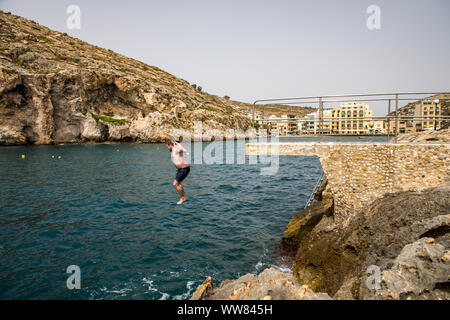 Gozo, l'île voisine de Malte, l'endroit Xlendi, dans la baie de Xlendi, côtes rocheuses, bay Banque D'Images