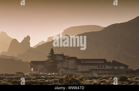 Hôtel Parador Nacional de l'état en face de manga, la montagne dans la lumière du matin, le Parc National du Teide, Tenerife, Canaries, Espagne Banque D'Images