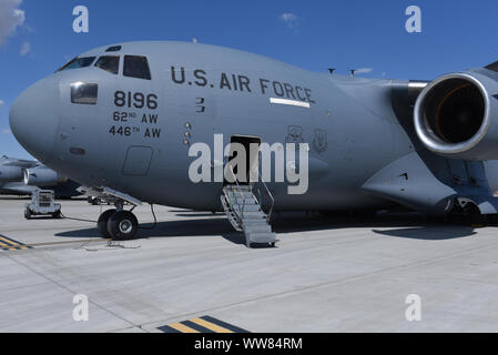 Un C-17 Globemaster III parcs sur la piste à l'appui de la mobilité Guardian 2019 10 septembre 2019 à Travis Air Force Base, en Californie. MG19 est le navire amiral de l'Air Mobility Command à grande échelle pour l'exercice de la mobilité mondiale rapide des opérations. Travis AFB sert de base de transit pour l'exercice, qui a lieu à Fairchild AFB, Washington. (U.S. Air Force photo par Airman First Class Cameron Otte) Banque D'Images