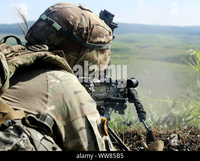 Soldat affecté à la Compagnie Charlie, 2e Bataillon, 130e Régiment d'infanterie, 33e Infantry Brigade Combat Team, incendies son M240 Light Machine Gun sur une cible au cours de 2019, le bouclier d'Orient du 13 septembre à Oyanohara Domaine de formation, le Japon. OS 19 est un premier ministre de l'armée américaine et le Japon d'autodéfense au sol terrain bilatérale qui vise à accroître l'interopérabilité par l'essai et le perfectionnement et multi-domaine concepts inter-domaines. (U.S. Photo de l'armée par le sergent. David Edge) Banque D'Images