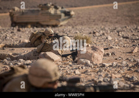 190831-M-QS181-1111 WADI SHADIYA, Jordanie (16 août 2000 31, 2019) Les Marines américains avec l'Inde, l'entreprise Équipe de débarquement du bataillon 3/5, 11e Marine Expeditionary Unit (MEU), procéder à un exercice de tir à sec pendant l'exercice 2019 lion avide. Lion avide, le Commandement central américain le plus grand et le plus complexe de l'exercice, est l'occasion d'intégrer les forces armées dans un environnement multilatéral, fonctionner en terrain réaliste et de renforcer les relations militaires. (U.S. Marine Corps photo par le Cpl. Jason Monty) Banque D'Images