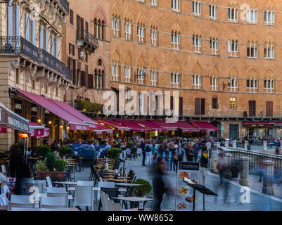 Restaurants sur la Piazza del Campo à Sienne Banque D'Images