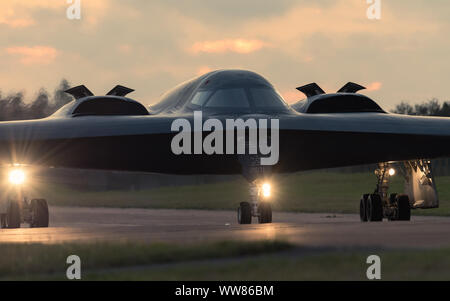 Un B-2 Spirit Stealth Bomber, affecté à la 509e Bomb Wing, à Whiteman Air Force Base, Alabama, taxis sur une piste à la base aérienne de Fairford, Royale d'Angleterre, le 11 septembre 2019. Trois bombardiers B-2, de la Marine et l'équipement de soutien de Whiteman AFB déployés à RAF Fairford dans le cadre de task force de bombardement de l'Europe. Les missions de bombardement comme groupe de l'Europe les aider à se familiariser avec les équipages d'une base aérienne, l'espace aérien et des opérations dans les différents commandements géographiques. Ces missions multinationales renforcer les rapports professionnels et améliore la coordination générale avec les alliés et partenaires militaires. (U.S. Pour l'air Banque D'Images