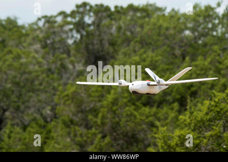 Un système aérien sans pilote en vol au dessus du Camp Bullis, Texas, au cours d'un essai sur le terrain le 4 septembre. La SAMU a été équipé de Light Detection and Ranging, multi-capteurs spectraux et des algorithmes d'apprentissage pour la carte, l'inventaire et l'enquête sur l'habitat de l'espèce. Le domaine test vous aidera à déterminer si l'Armée de l'air technologie SAMU peuvent caractériser habitat mieux, plus vite et moins cher que les méthodes actuelles. (U.S. Air Force photo de Malcolm McClendon). Banque D'Images