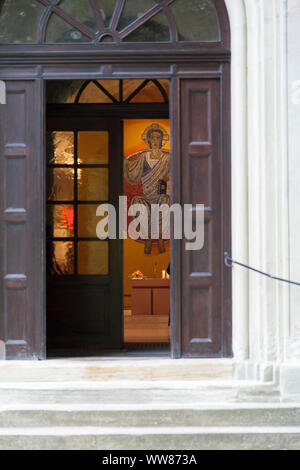 Allemagne, Rhénanie-Palatinat, monastère Jakobsberg, vue à travers la porte de l'église ouverte dans la cathédrale Banque D'Images