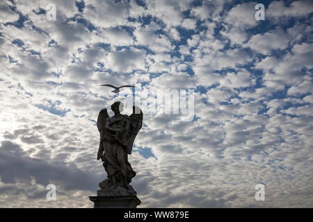 Ange de la Ponte Sant'Angelo à Rome comme une silhouette avant l'humeur des nuages Banque D'Images