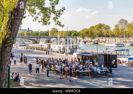 France, Paris, centre-ville, port de SolfÃ©rino, Seine, Seine rive, snack-bar, des gens Banque D'Images