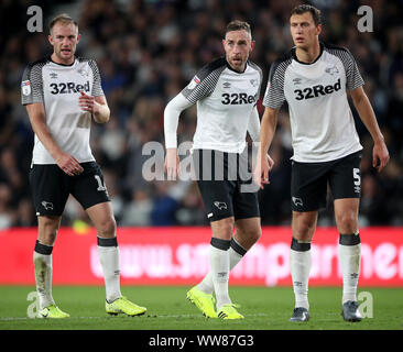 Derby County's Matt Clarke (à gauche), Richard Keogh (centre) et Krystian Bielik au cours de la Sky Bet Championship match à Pride Park, Derby. Banque D'Images