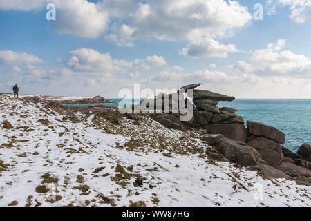 Pulpit Rock sur Peninnis Head, Saint Mary's, Îles Scilly, au Royaume-Uni, en vertu de l'une rare chute de neige. 18 Mars 2018