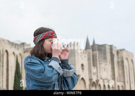 Avignon, Vaucluse, France, portrait d'une adolescente tout en photographiant au Palais des Papes Banque D'Images