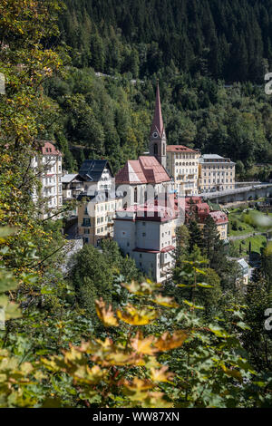 Voir l'église de Preims et hôtels, station thermale de Bad Gastein, à Gasteinertal, Salzbourg, Autriche Banque D'Images