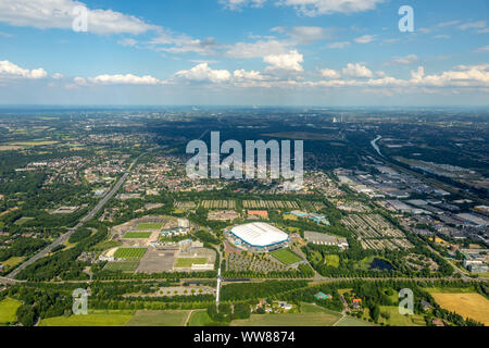 Vue aérienne, l'ARENA PARK Gelsenkirchen Veltins Arena, Arena de Gelsenkirchen est le stade de football de la Bundesliga allemande de football club FC Schalke 04, l'ancien Park Stadium, Gelsenkirchen, Ruhr, Rhénanie du Nord-Westphalie, Allemagne Banque D'Images