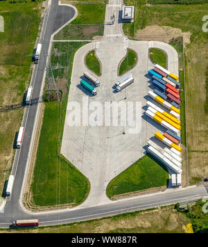 Vue aérienne, le centre logistique d'AMAZON Werne, les camions, la livraison juste-à-temps, Carl-Zeiss-Straße, Werne, Ruhr, Rhénanie du Nord-Westphalie, Allemagne Banque D'Images
