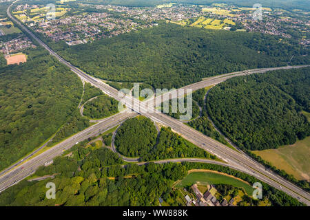 Vue aérienne, jonction avec Sterkrader Oberhausen Wald, autoroute A2 et de l'autoroute A3, Oberhausen, Ruhr, Rhénanie du Nord-Westphalie, Allemagne Banque D'Images