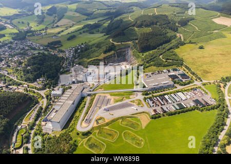 Vue aérienne du site de construction, C. & A. brasserie Veltins GmbH & Co. KG, Grevenstein, Meschede, Rhénanie-Palatinat, Hesse, Allemagne Banque D'Images