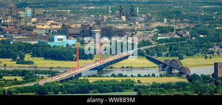 Vue aérienne, vue de l'ouest sur le Rhin à l'Beeckerwerth à Duisburg, district Rheinbogen avec le Haus-Knipp pont de chemin de fer et le pont rouge. Autoroute A42 avec deux piles de pont, ThyssenSteel steel plant, Ruhr, Rhénanie du Nord-Westphalie, Allemagne Banque D'Images