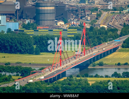 Vue aérienne, vue de l'ouest sur le Rhin à l'Beeckerwerth à Duisburg, district Rheinbogen rouge avec pont de l'autoroute A42 avec deux piles de pont, aciérie, ThyssenSteel de Ruhr, Rhénanie du Nord-Westphalie, Allemagne Banque D'Images