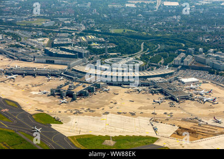Vue aérienne, l'aéroport de Düsseldorf avec la piste 05 droite et 05 gauche, bornes d'arrivée, l'aéroport de Düsseldorf Niederrhein, Rhénanie du Nord-Westphalie, Allemagne Banque D'Images