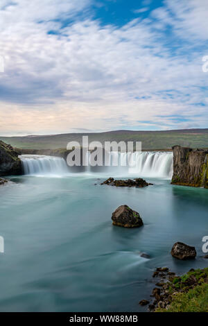 Spectacle de la nature et de cascades Godafoss dans le Nord de l'Islande sur une belle journée d'été Banque D'Images