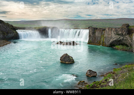 Spectacle de la nature et de cascades Godafoss dans le Nord de l'Islande sur une belle journée d'été Banque D'Images