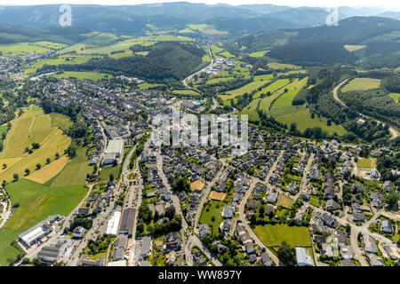 Vue aérienne, quartier résidentiel Oberstadt Am Wormbacher, Berg, Schmallenberg Sauerland, Rhénanie du Nord-Westphalie, Allemagne Banque D'Images