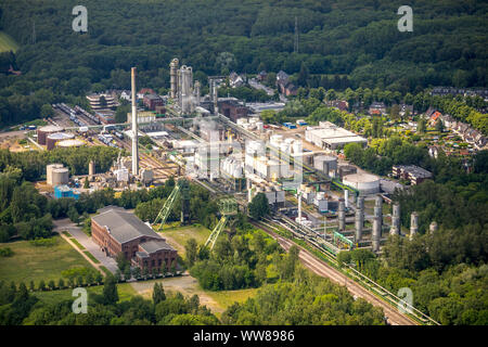 Vue aérienne, de la salle de machinerie historique Zweckel, venue, à côté de l'usine chimique Ineos Phenol, headframes Schacht 1  + 2 Zweckel Mine, Gladbeck, Ruhr, Rhénanie du Nord-Westphalie, Allemagne Banque D'Images