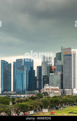 Singapour - Mars 20, 2019 : portrait partiel de gratte-ciel du quartier financier de Bay à la Banque de Chine sous cloudscape gris foncé. Partie de Padang, f Banque D'Images