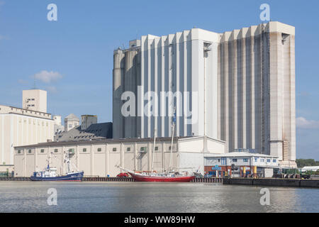 Les silos portuaires sur la rivière Weser, frein, district Wesermarsch, Basse-Saxe, Allemagne, Europe Banque D'Images