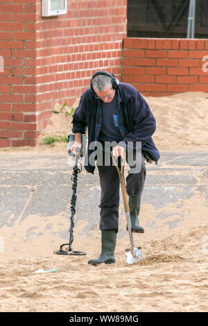 Un détecteur de métaux pour la chasse aux trésors cachés le long du littoral de Saint Annes On Sea sur la côte de Fylde Banque D'Images