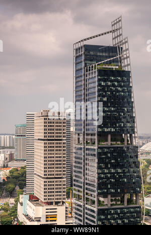 Singapour - Mars 20, 2019 : Gros plan partiel de Facebook noir et Rabo Bank gratte-ciel sous un ciel. Autres tours autour d'un feuillage vert et sur certains Banque D'Images