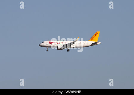 ISTANBUL, TURQUIE - Juillet 03, 2019 : Pegasus Airlines Airbus A320-214 (CN 5902) l'atterrissage à l'aéroport Sabiha Gökçen. Banque D'Images