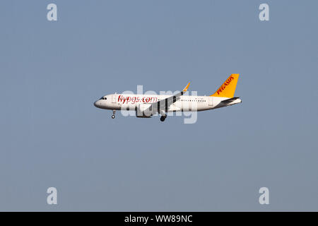 ISTANBUL, TURQUIE - Juillet 03, 2019 : Pegasus Airlines Airbus A320-251N (CN 7380) l'atterrissage à l'aéroport Sabiha Gökçen. Banque D'Images