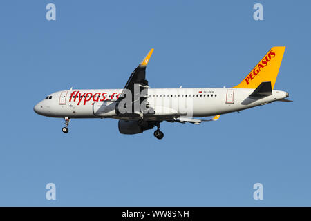 ISTANBUL, TURQUIE - Juillet 03, 2019 : Pegasus Airlines Airbus A320-216 (CN 6619) l'atterrissage à l'aéroport Sabiha Gökçen. Banque D'Images