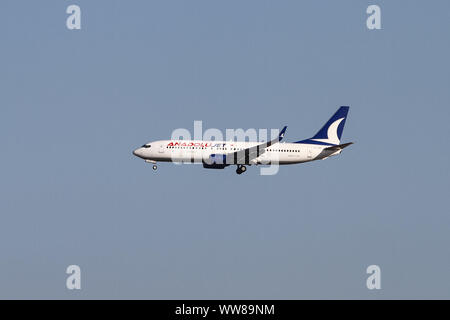 ISTANBUL, TURQUIE - Juillet 03, 2019 : AnadoluJet Airlines Boeing 737-8FR CN (29777) l'atterrissage à l'aéroport Sabiha Gökçen. Banque D'Images